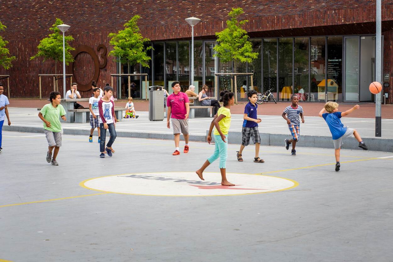 Spelende kinderen  van verschillende afkomst