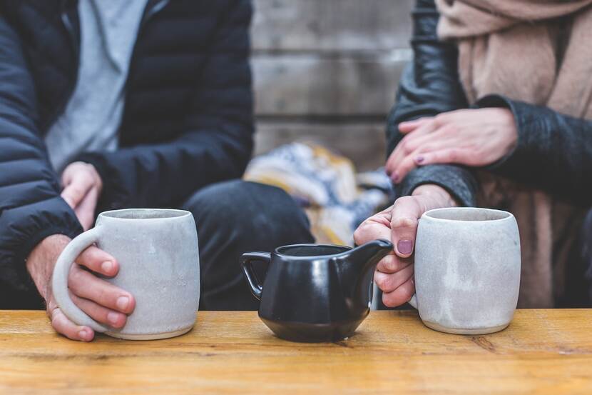 Man en vrouw drinken thee