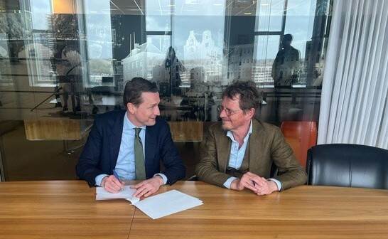 Michiel Zwinkels en Ronald van der Graaf ondertekenen de samenwerkingsovereenkomst Monitor FINEC